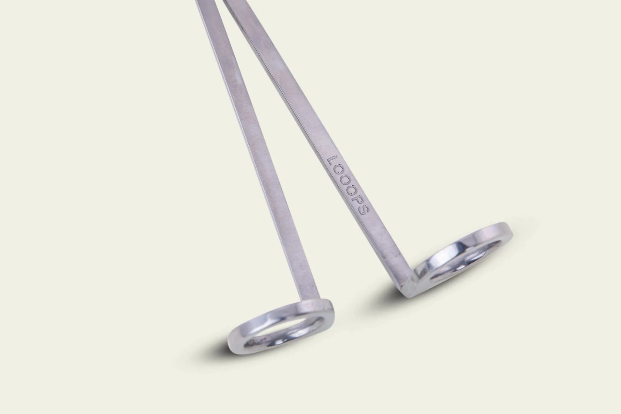 Looops Dochtschere aus Metall mit Prägung Looops auf der Rückseite der Schere